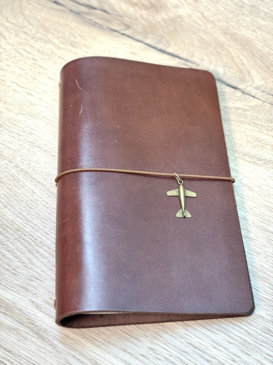 CUADERNO DE CUERO A5 · 22 × 15 cm
